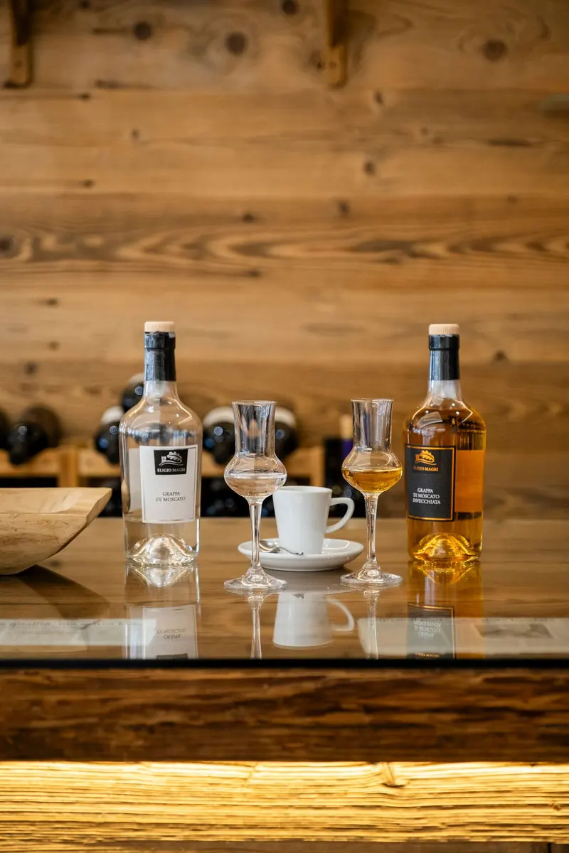 Le grappe di Moscato sul bancone di legno