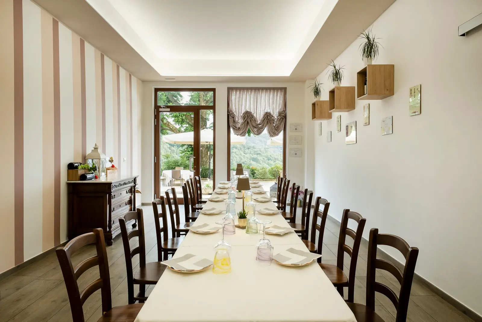 La sala più riservata, con la tavolata lunga verso la vetrata