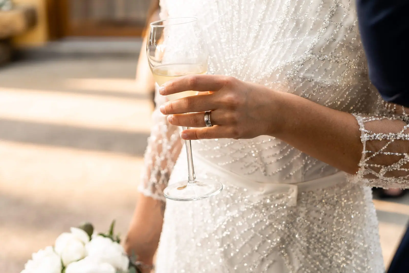Una sposa col calice in mano